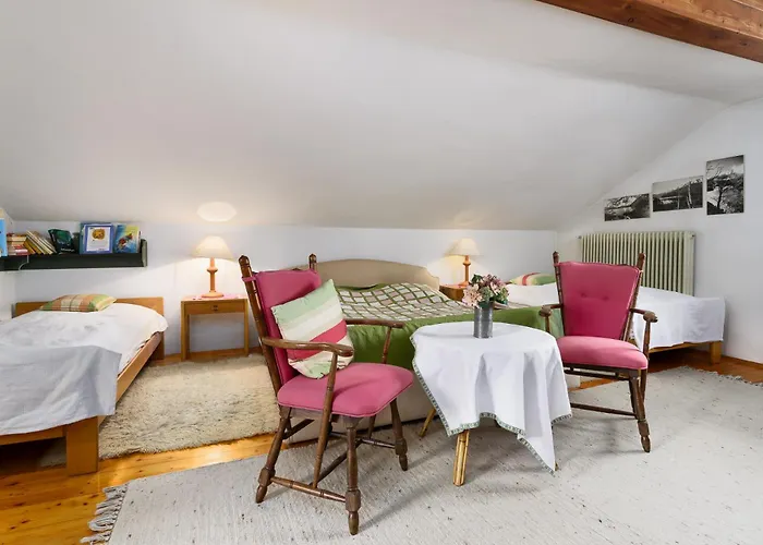 Сasa de vacaciones Large House With Big Garden *